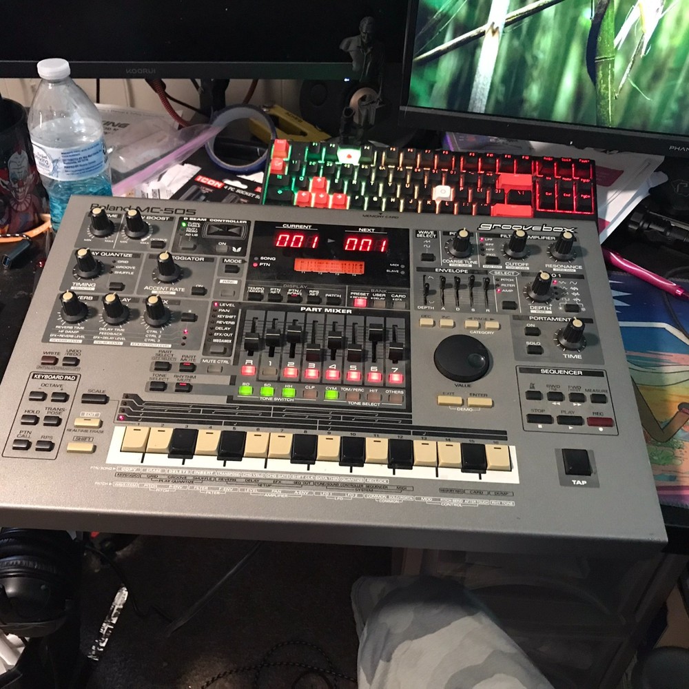 Roland MC-505 Groovebox Synth Sequencer Sound Machine