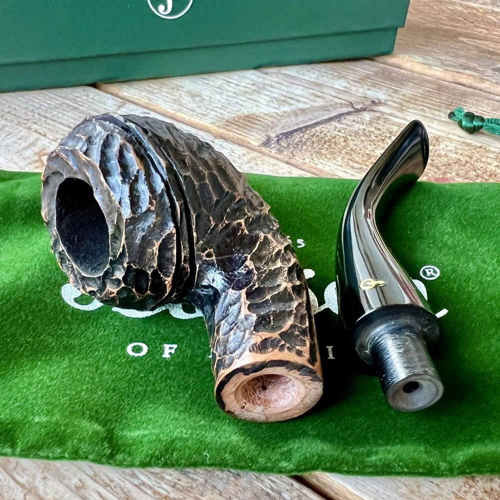 Peterson Aran Rusticated Bent Rhodesian (999) Fishtail Pipe - New
