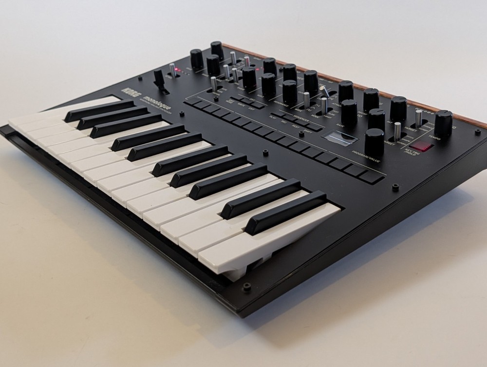 KORG Monologue Mono 25 Key 16 Step Sequencer Synth - WITH DECKSAVER! - CLEAN!