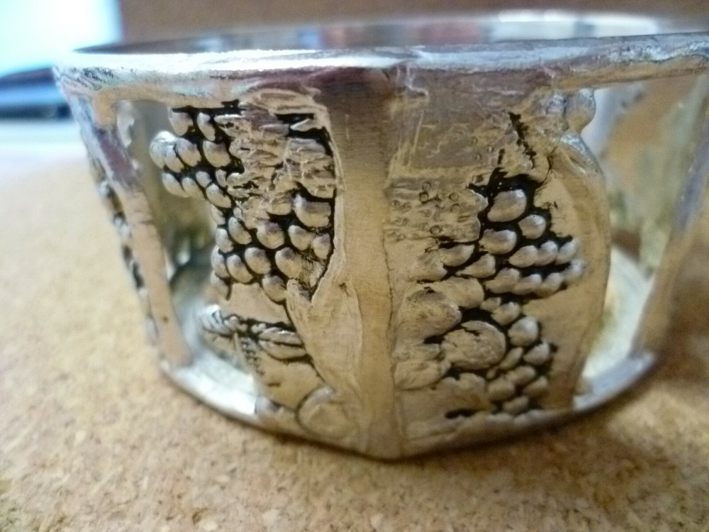 VINTAGE, GALLERIED FRUIT & GRAPEVINE PATTERNED SILVER PLATED WINE BOTTLE STAND.