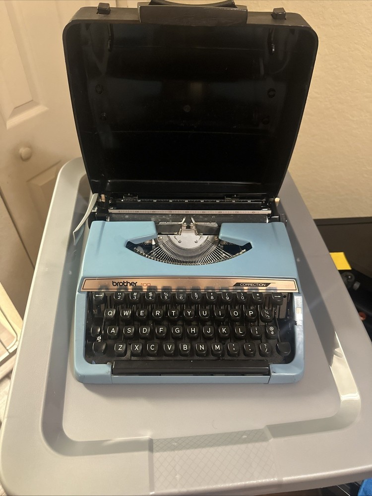 1980 Brother 100 Correction Portable Manual Typewriter WITH CASE