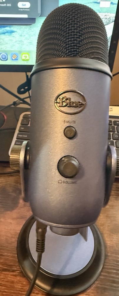 Logitech Creators Blue Yeti USB Microphone for Gaming, Streaming, Podcast.
