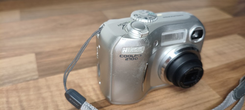 Nikon Coolpix 2100 Digital Camera Silver Tested Working