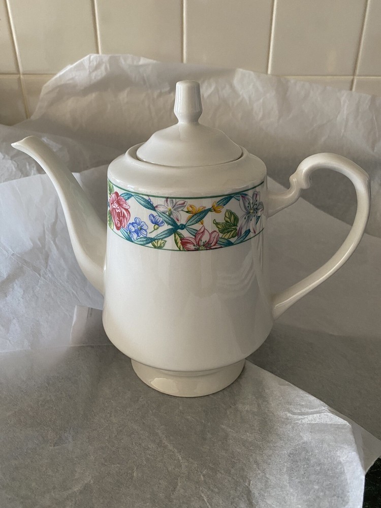 FARBERWARE Bouquet 301 -8 Teapot. Excellent Condition.