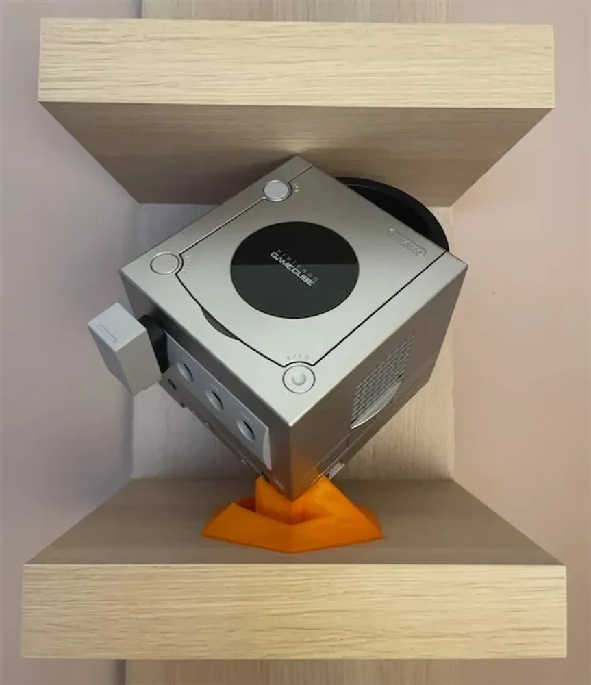 Nintendo GameCube Display Stand – "Logo Dunk" Style Diagonal Console Mount