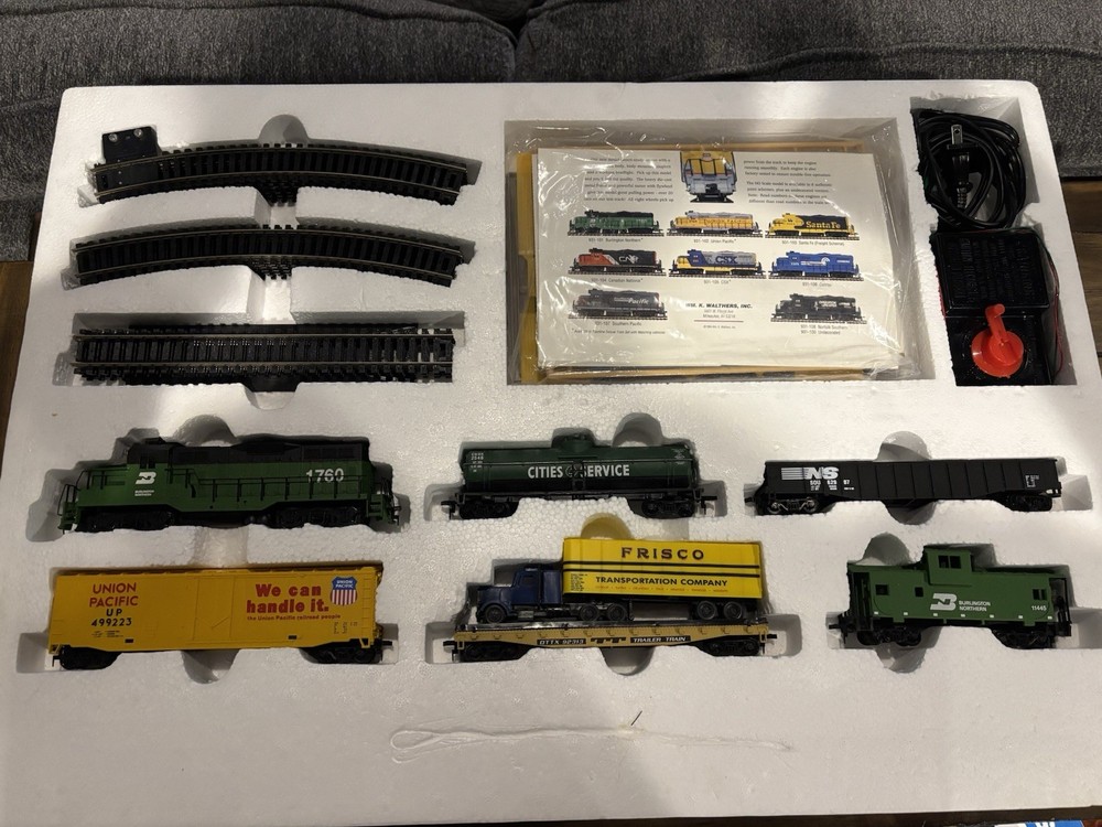 Walthers Trainline Deluxe HO Train Set