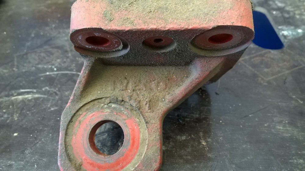 O/S ENGINE MOUNTING BRACKET REMOVED FROM 75E17 3.9 LTR