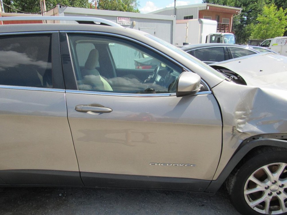 CHEROKEE 2016 Glove Box 1075980