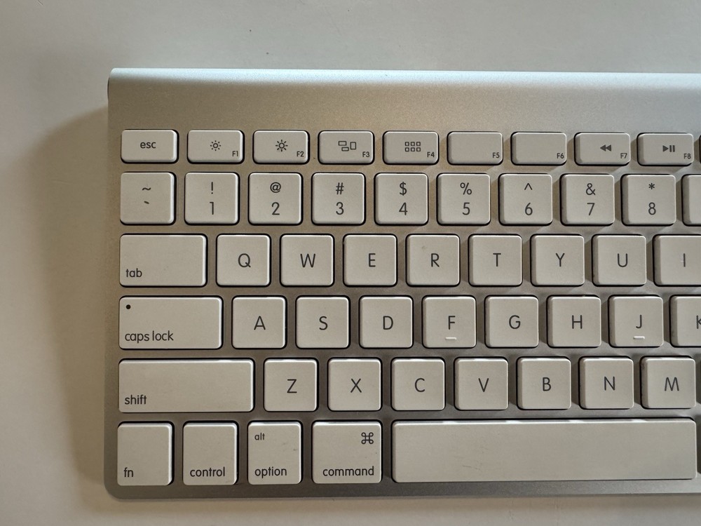 Apple A1314 Wireless Keyboard Tested Working