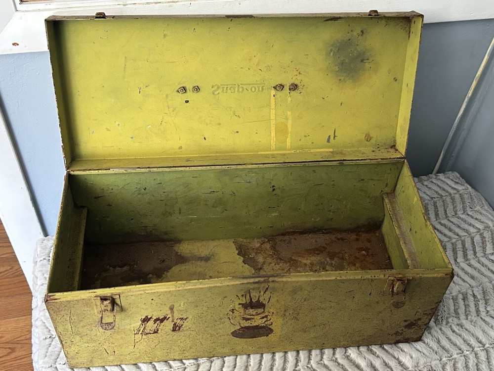 Vintage snap on toolbox missing tray SEE PICTURES