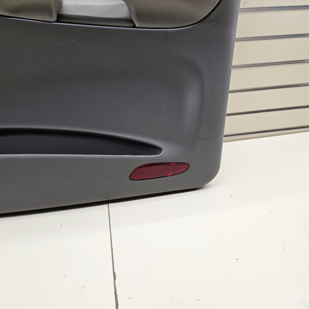 02-09 CHEVY TRAILBLAZER Door Panel FrontRIGHT Passenger armrest GRAY -silver D8