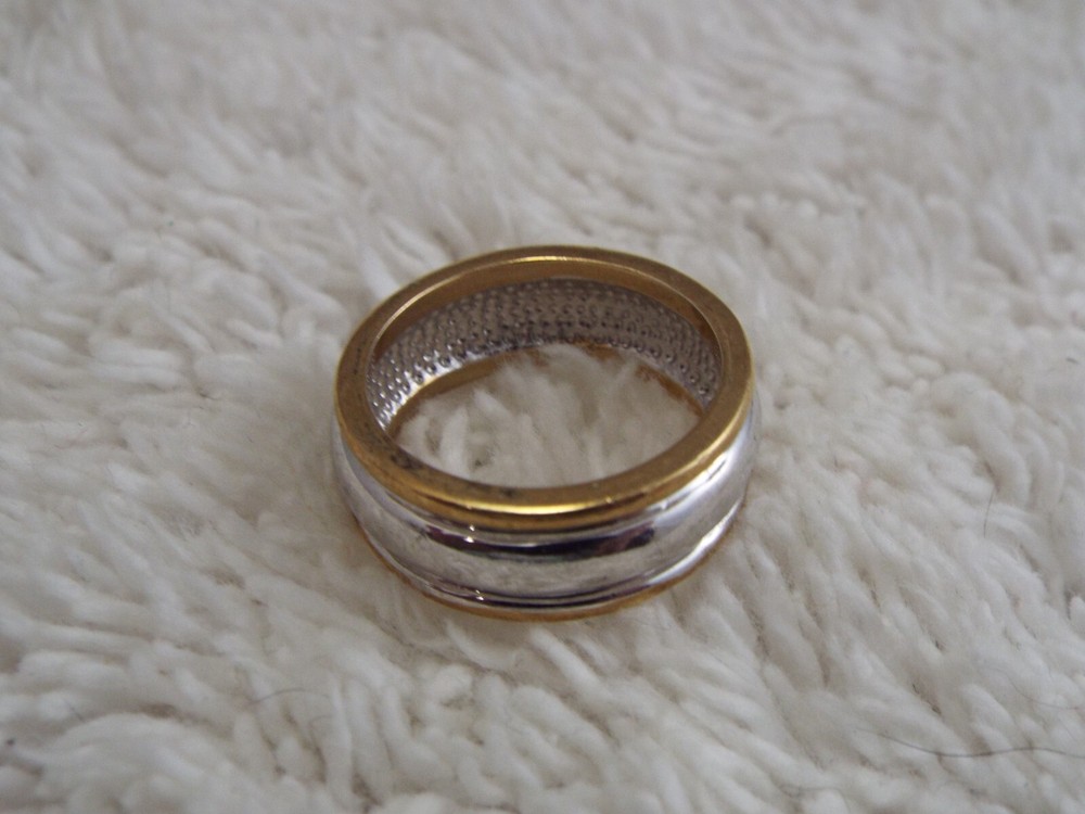Silvertone Goldtone Band Ring ~ Size 6 (B25)