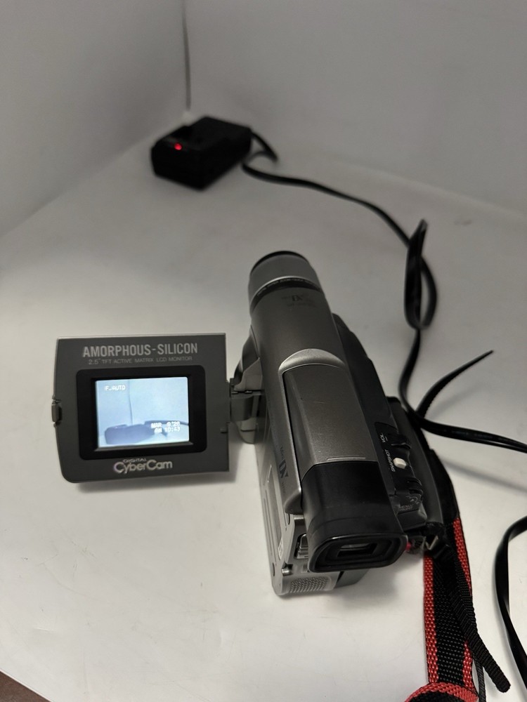 JVC GR-DVF21U Mini DV Digital Video Camera W/ Case,Charger Powers On Untested