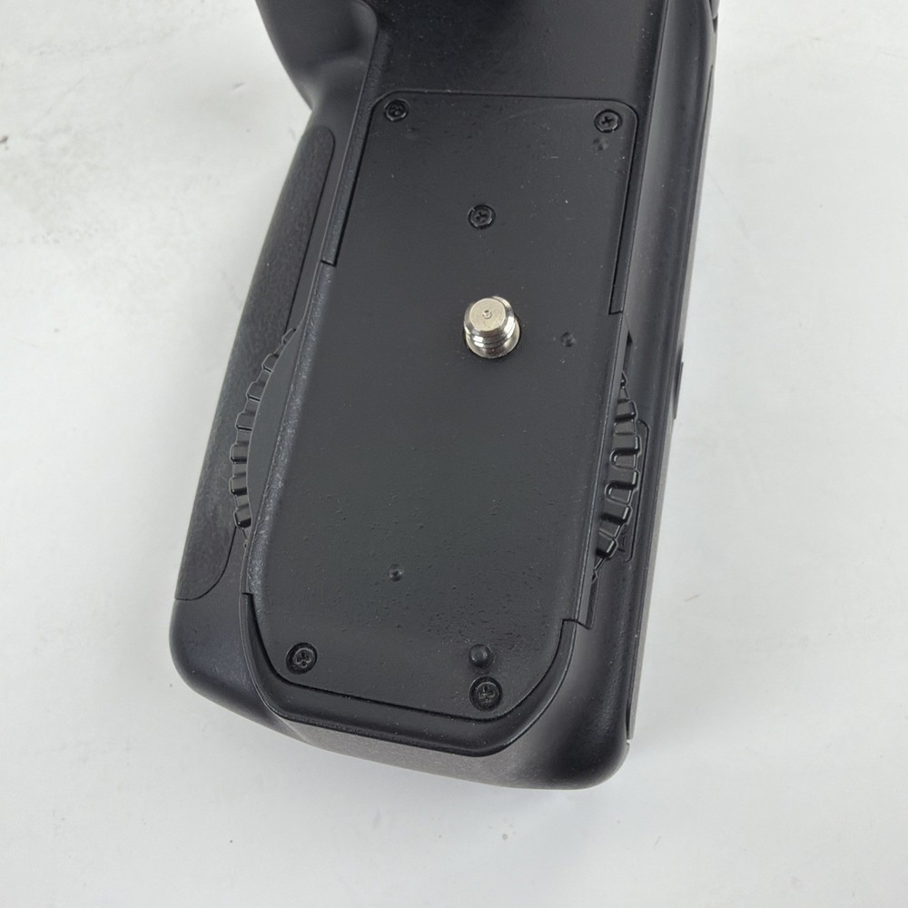 Nikon MB-D80 Multi Power Battery Pack Grip for D80, D90