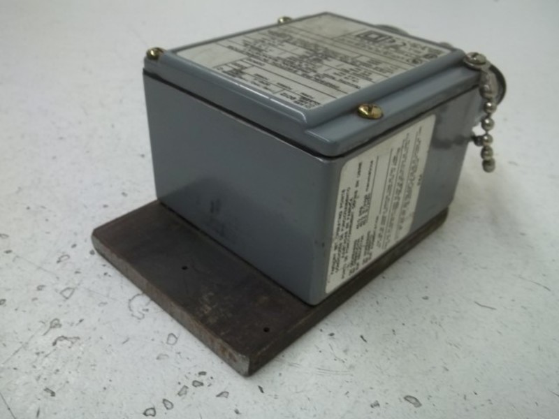 SQUARE D 9012-GDW-4 SER.C PRESSURE SWITCH UNMP