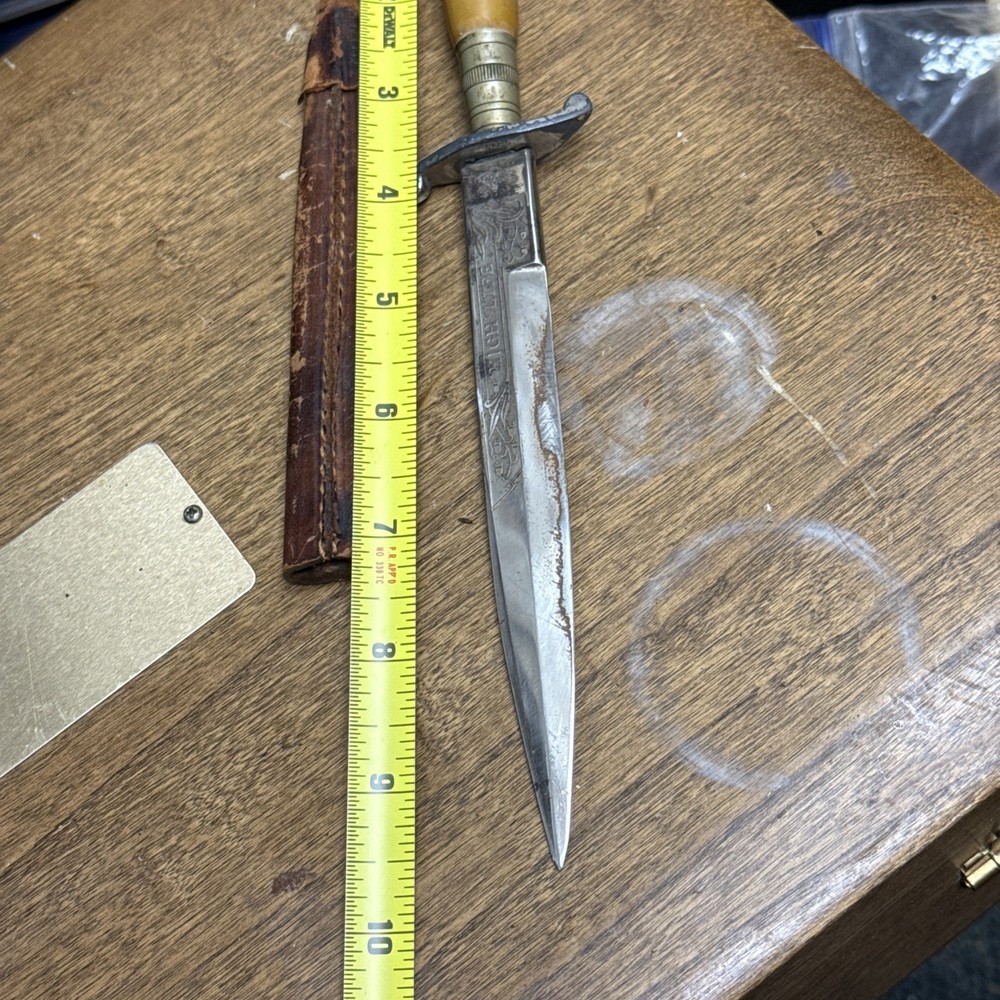 A GERMAN SOLINGEN DAGGER WITH ENGRAVED BLADE