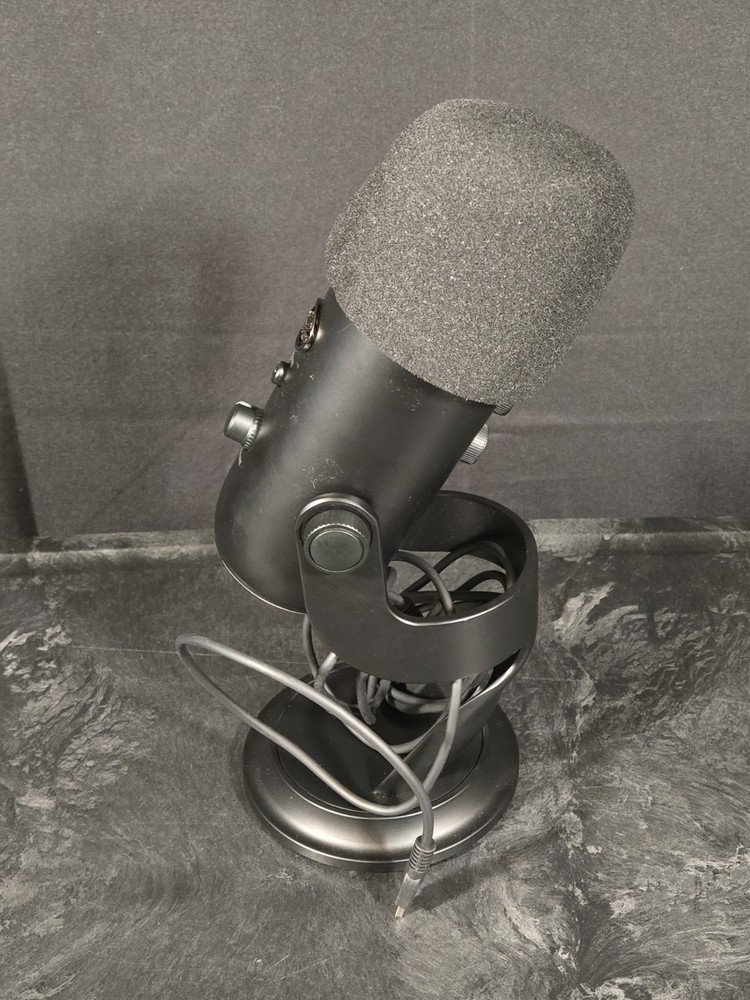 Blue Yeti USB Microphone Logitech Gaming Streaming Podcasting PC Mac Multi-Patte