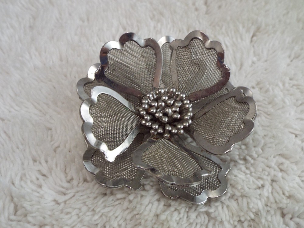 B.E.D. Silvertone Mesh Flower Pin (F47)