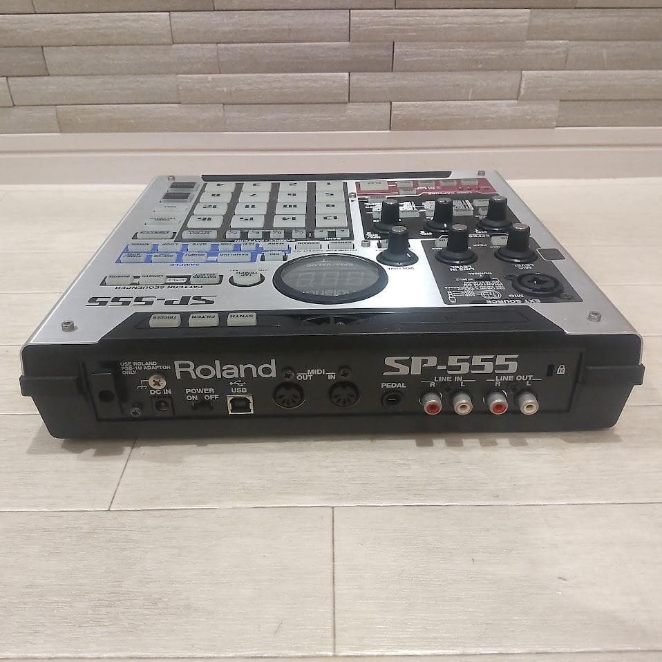 ROLAND SP-555 DJ SAMPLER PERFORMANCE EFFECTS SAMPLING WORKSTATION WITH BOX