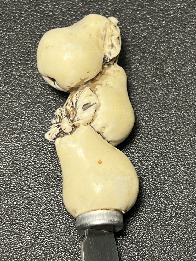 Boston Warehouse 1990s Pear Cluster Resin Handle Spreader, 5”