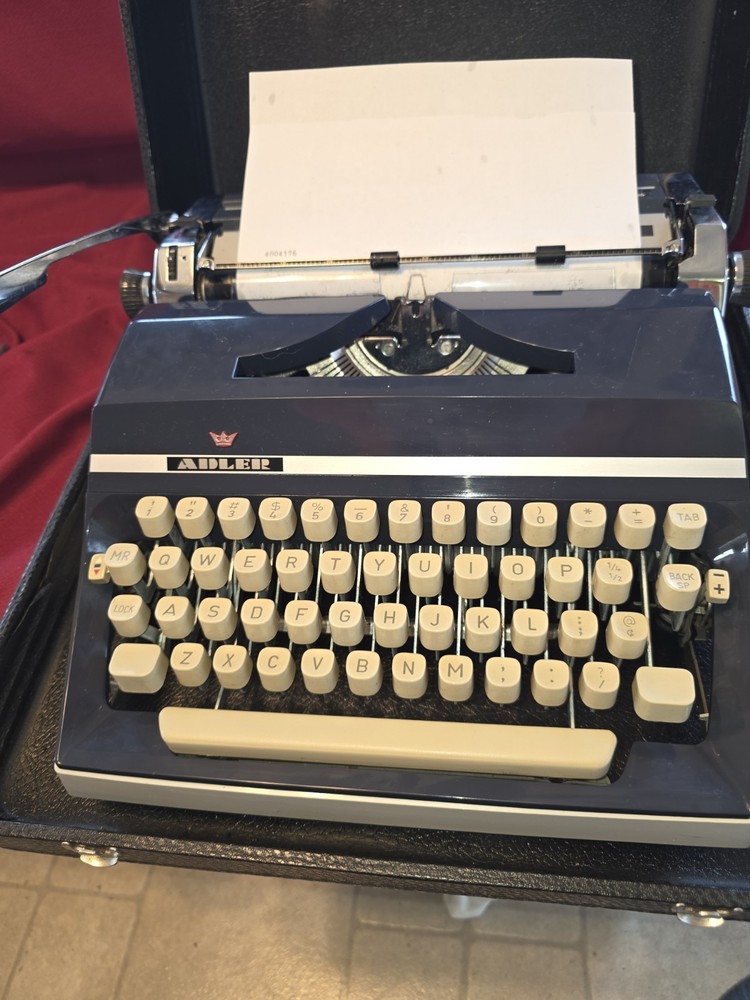 Adler J5, typewriter w/Case, "Pica " 1972 w/ case. latches needs work