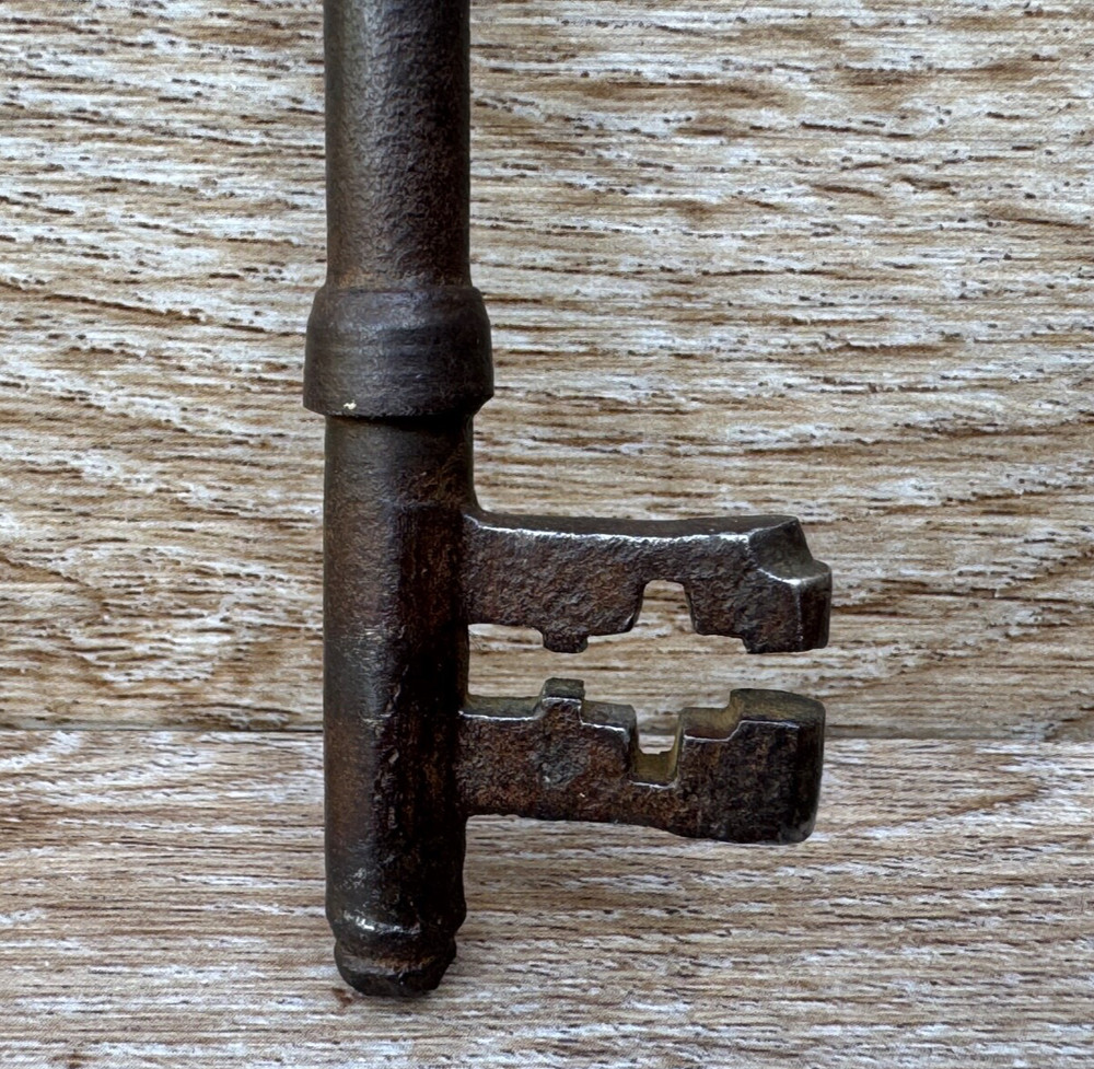 ANTIQUE METAL KEY LARGE