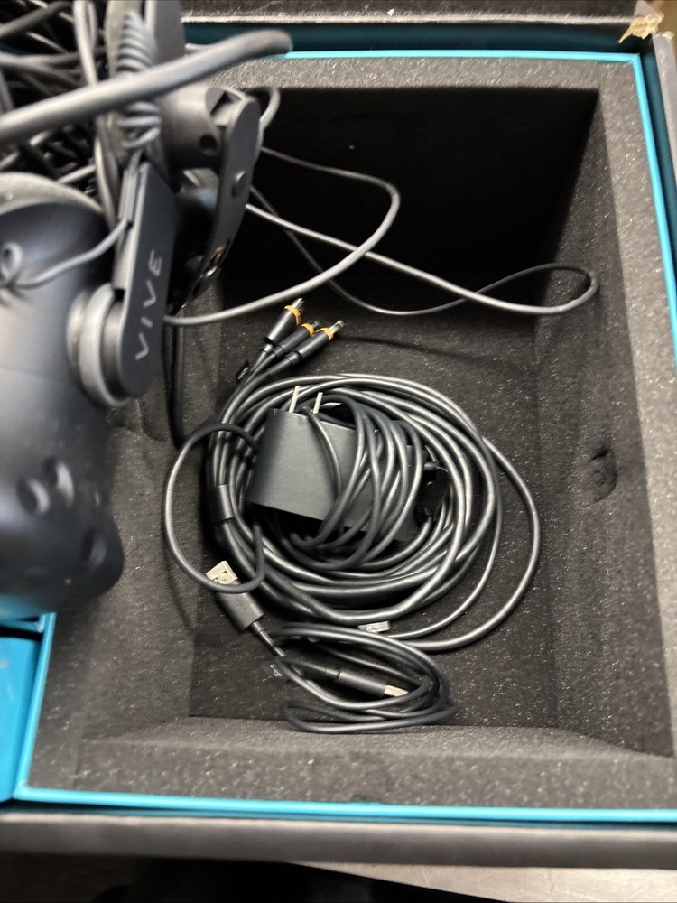 HTC Vive VR Headset Complete Set Full Kit System Virtual Reality W/ New Head Bd