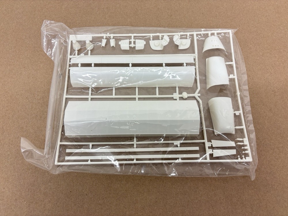 Tamiya Space Shuttle Orbiter 1:100 Plastic Model Kit 6101 New Open Box