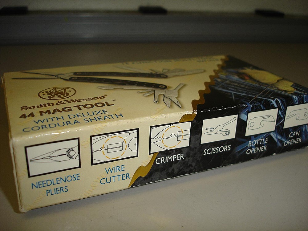 Smith & Wesson 44 Mag Tool Deluxe - 16 Function Multi-Tool SW1010 - New in Box