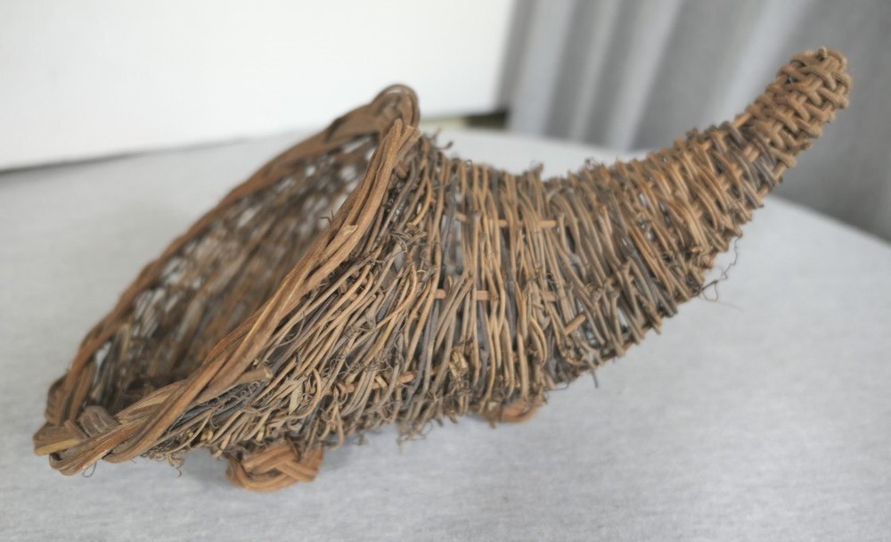 NEW Woven Wicker Rustic Display Décor Fall Hanging Cornucopia Holder Basket 14"