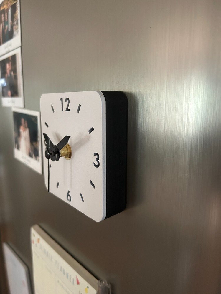 Fridge magnet clock - Robust design - Strong magnets
