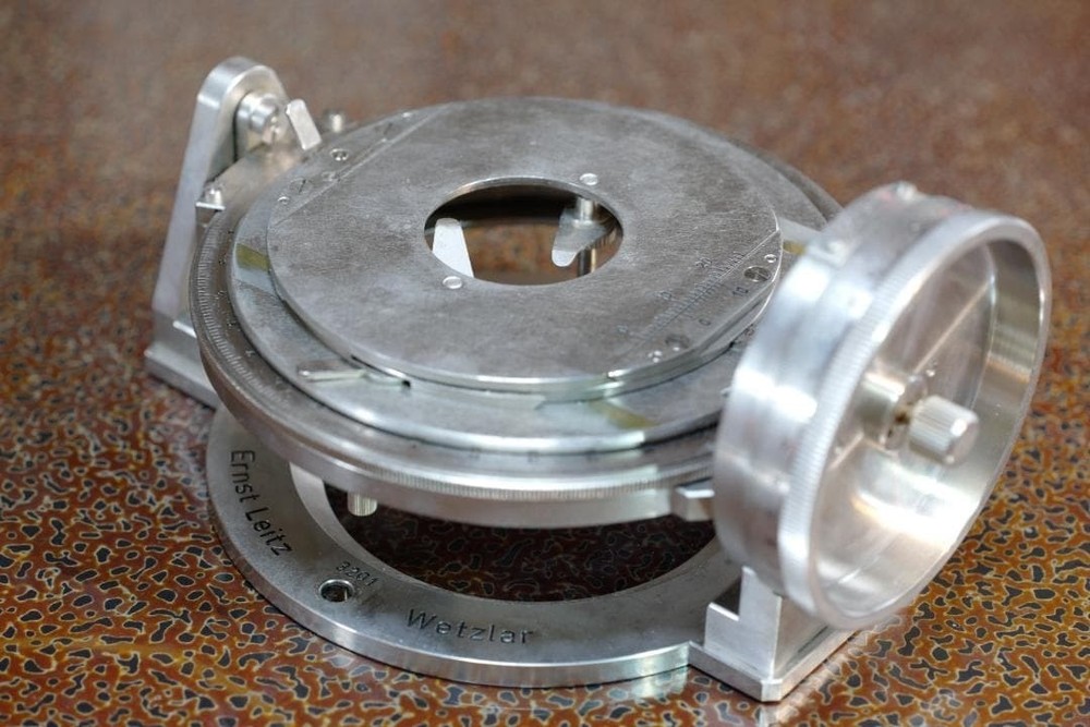 microscope antique Microscope Accessory No. 16 "Leitz Universal Stage UT2" USED