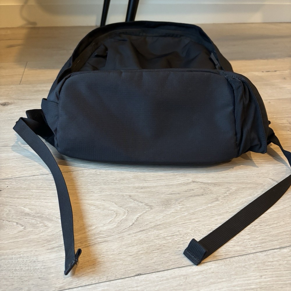 Black Moment Everything 21 liter backpack excellent condition