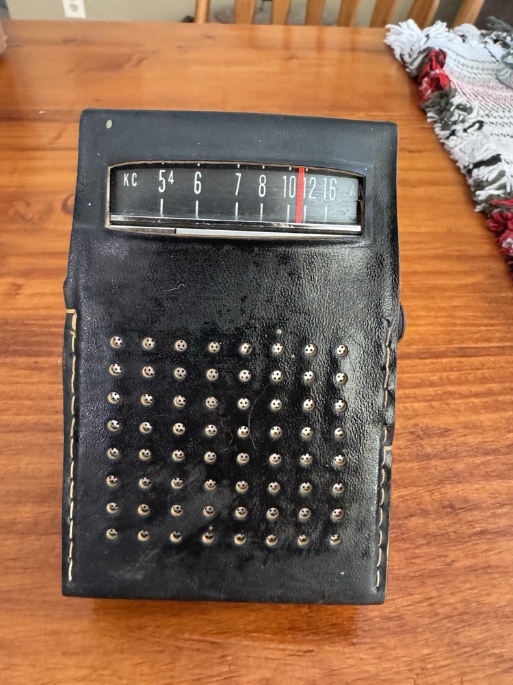 Elgin AM Transistor Radio With Case