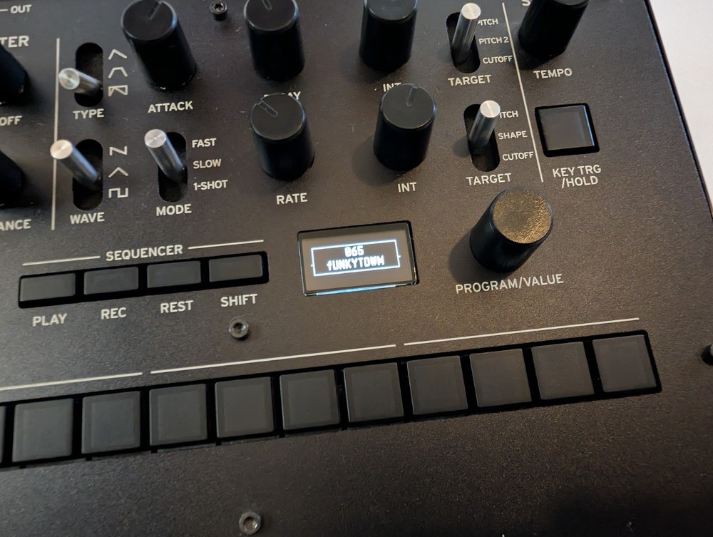 KORG Monologue Mono 25 Key 16 Step Sequencer Synth - WITH DECKSAVER! - CLEAN!