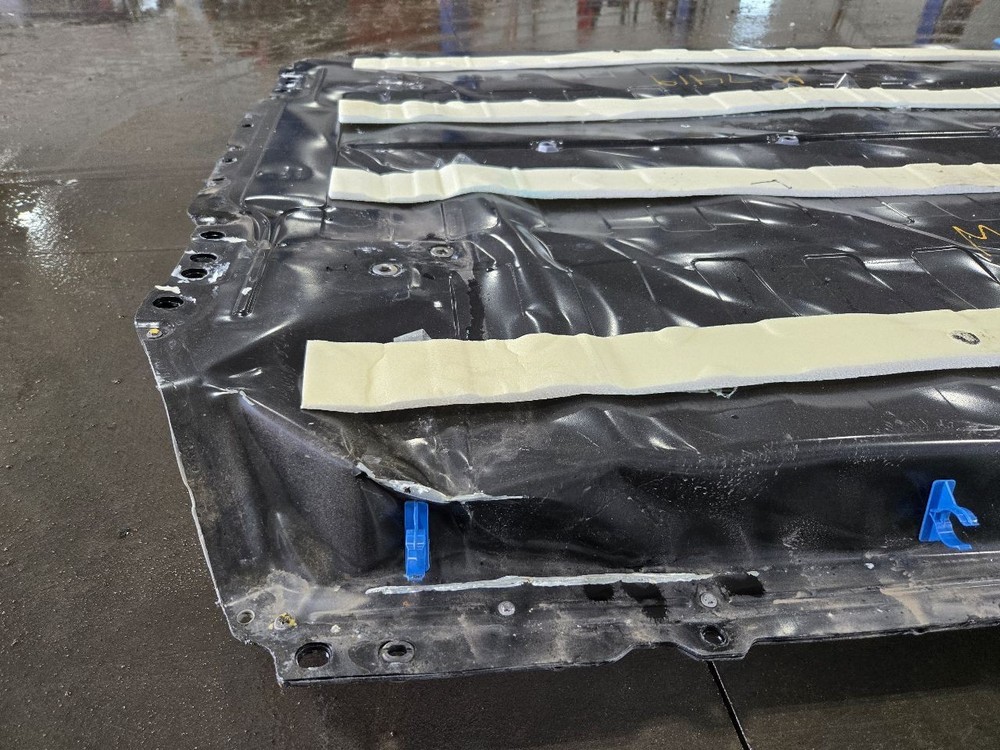 TESLA Y 2024 Battery - CASE SMASHED WILL NEED REPLACED