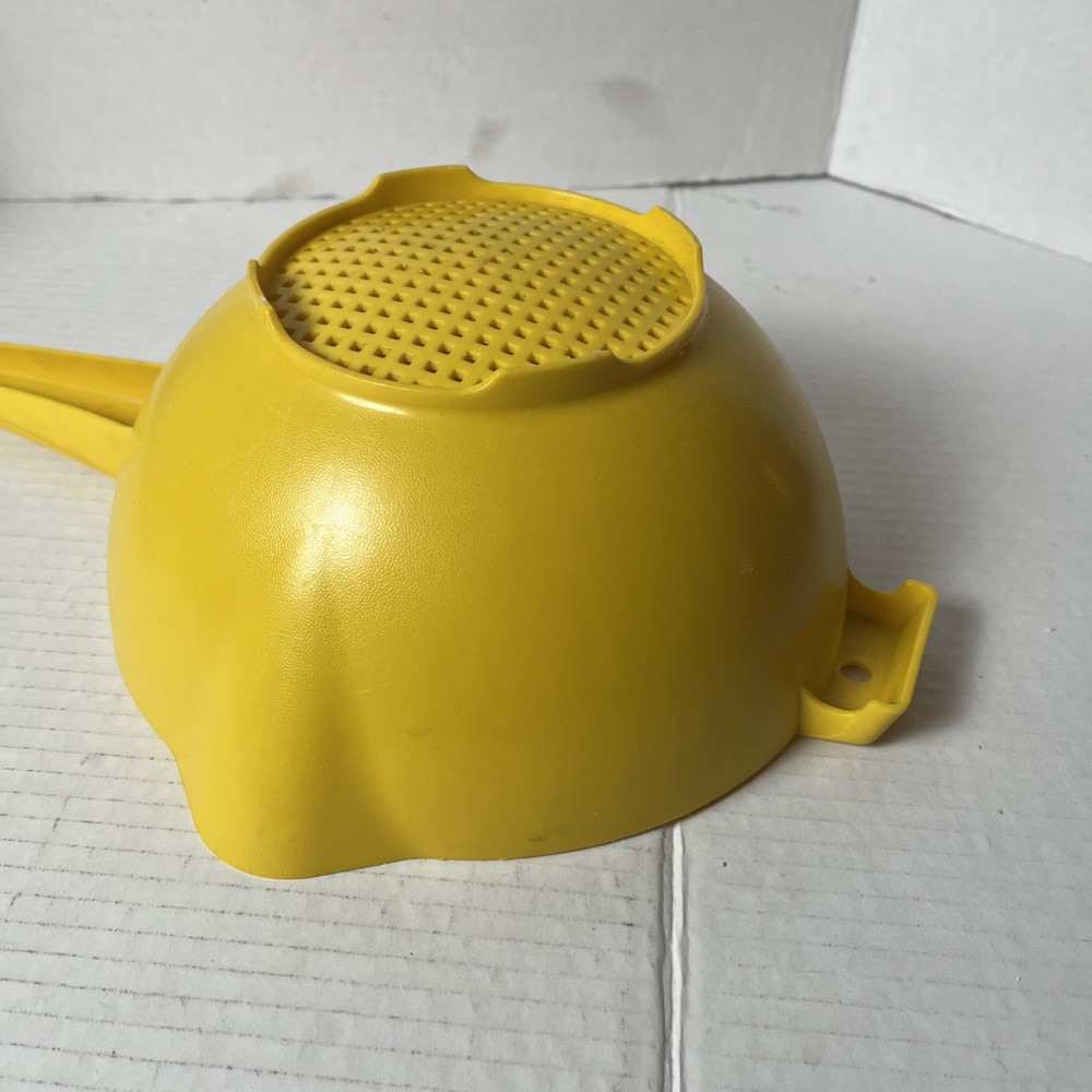 Vintage TUPPERWARE 2 Quart Yellow Colander Strainer Handle #1523 MCM Kitchenware