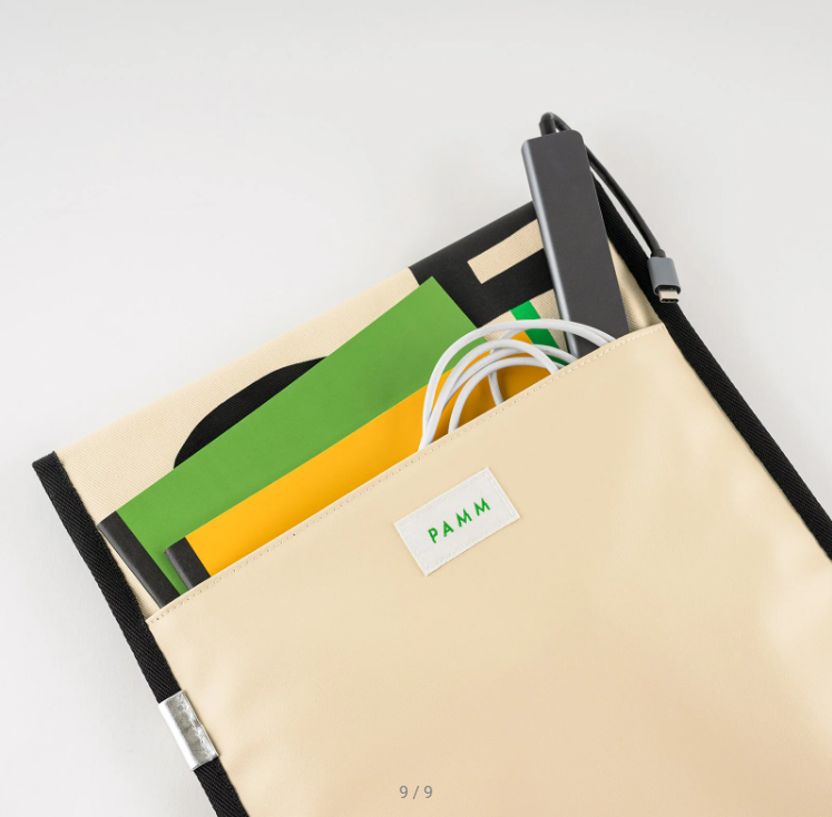 PAMM: Generous Interior Laptop Case