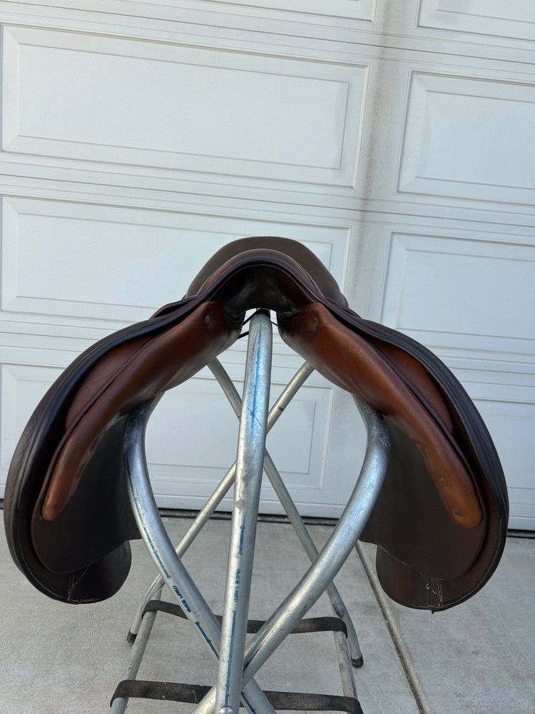 Devoucoux Oldara Jump Saddle – 18” / 4AA Flaps / Arcade Normale Tree