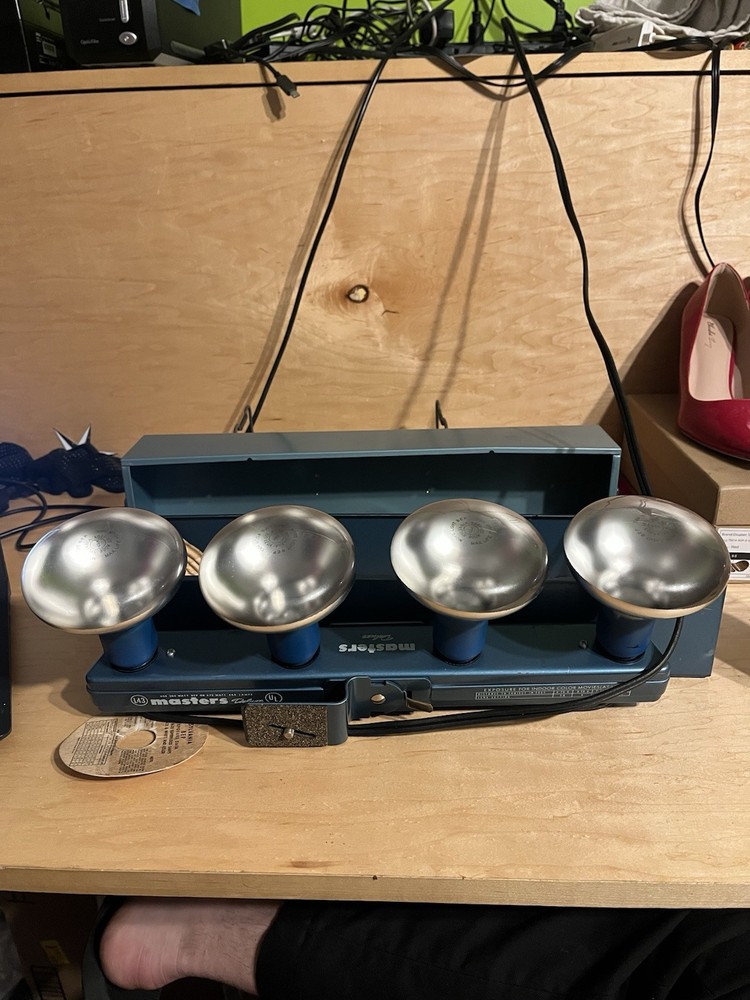 Masters Delux 300  Light Bar in Metal Storage Container 4 Bulbs, Screw in Handle