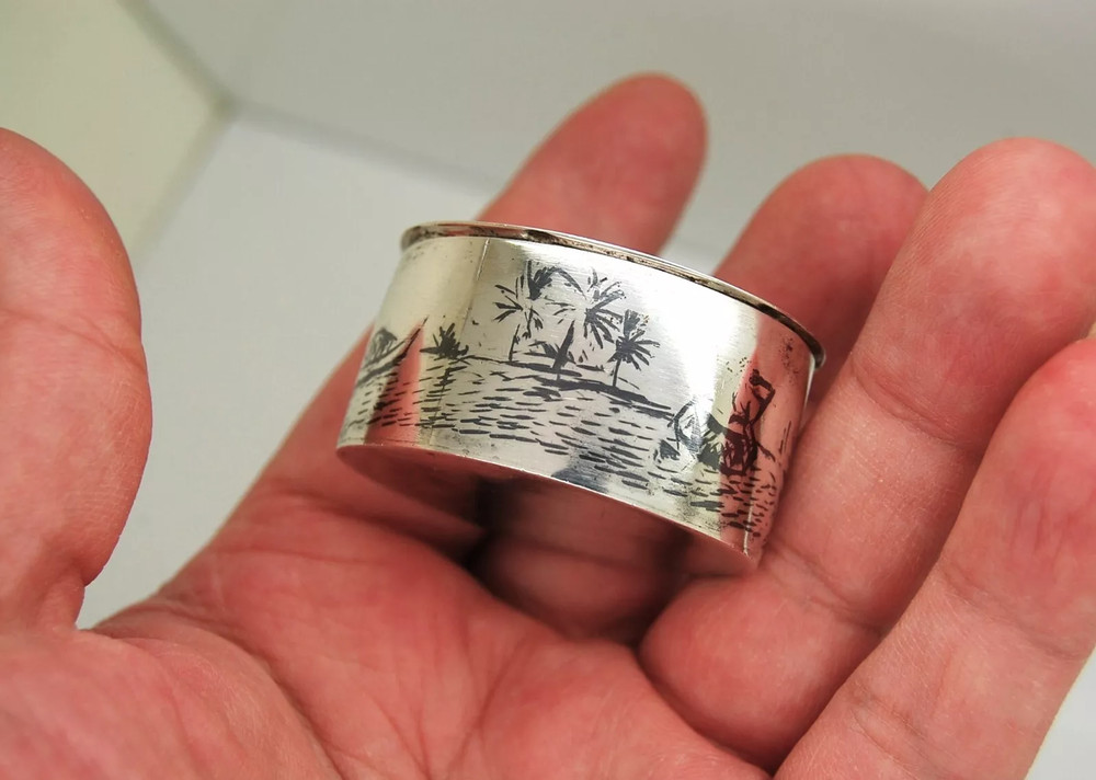 VINTAGE STERLING SILVER ARTISAN MADE SEA PLOT OVAL SHAPE SNUFF / PILL BOX