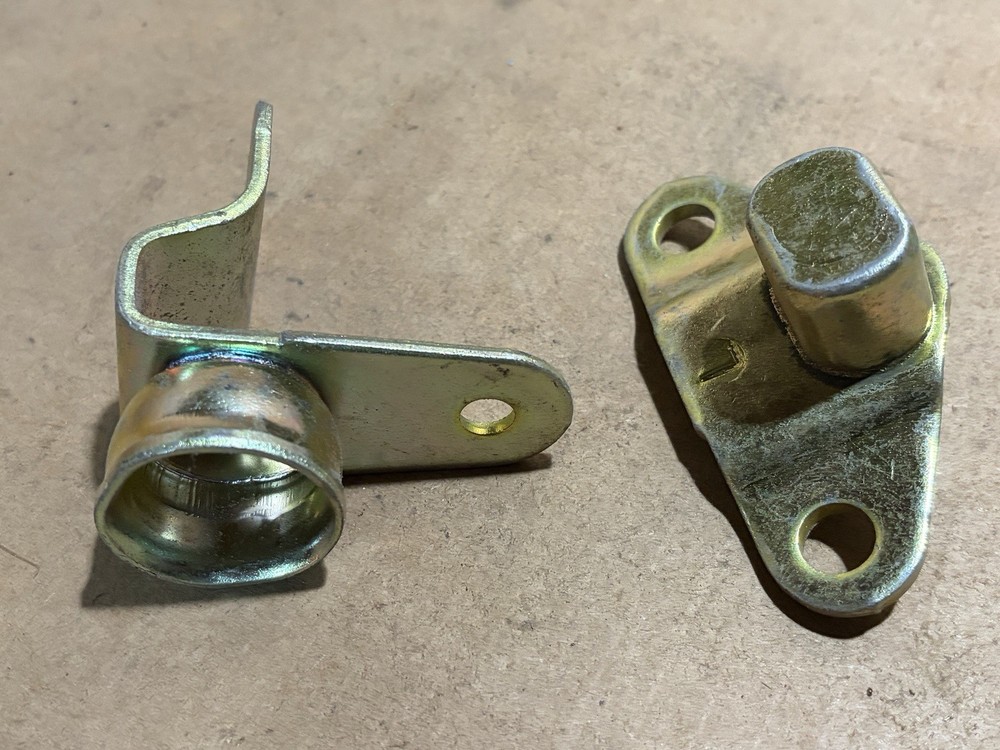 GM 15074253 & 15078745 Left Driver Side Tailgate Hinge -- 1999-2007 Silverado