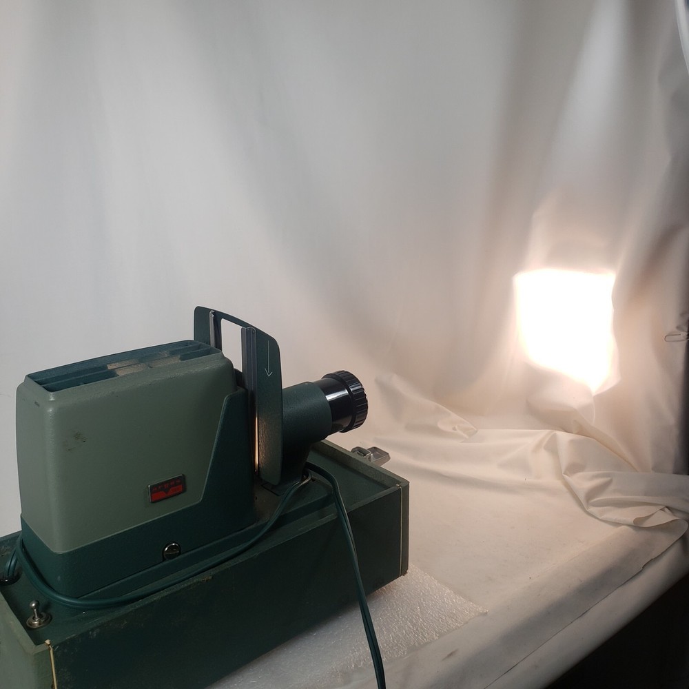Vintage Argus 300 Automatic 35mm Projector Green w case
