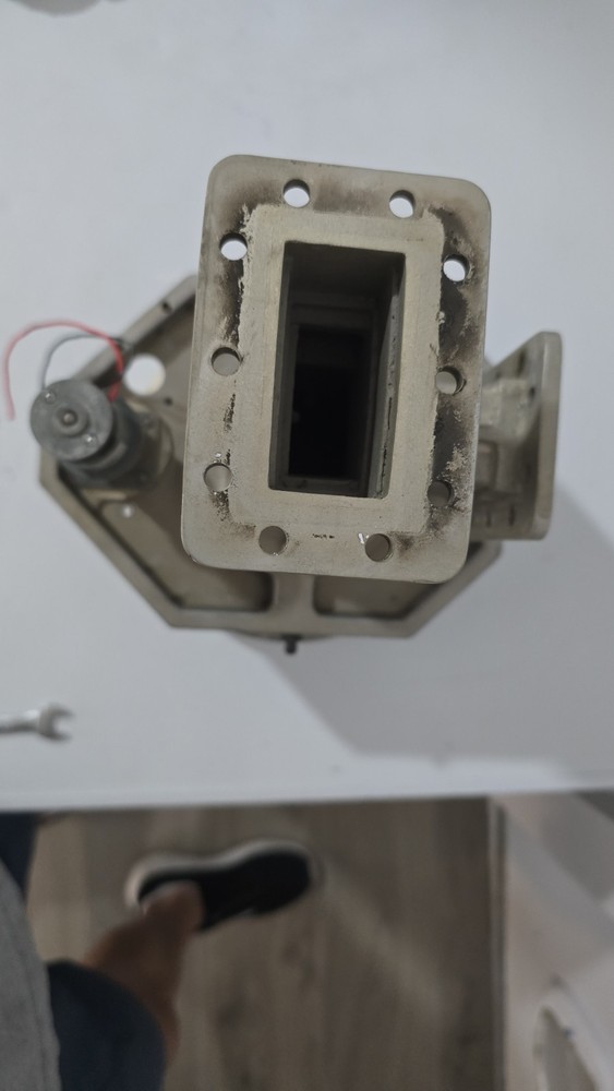 Comtech Feedhorn 8" Adjustable?