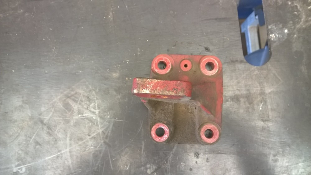 O/S ENGINE MOUNTING BRACKET REMOVED FROM 75E17 3.9 LTR