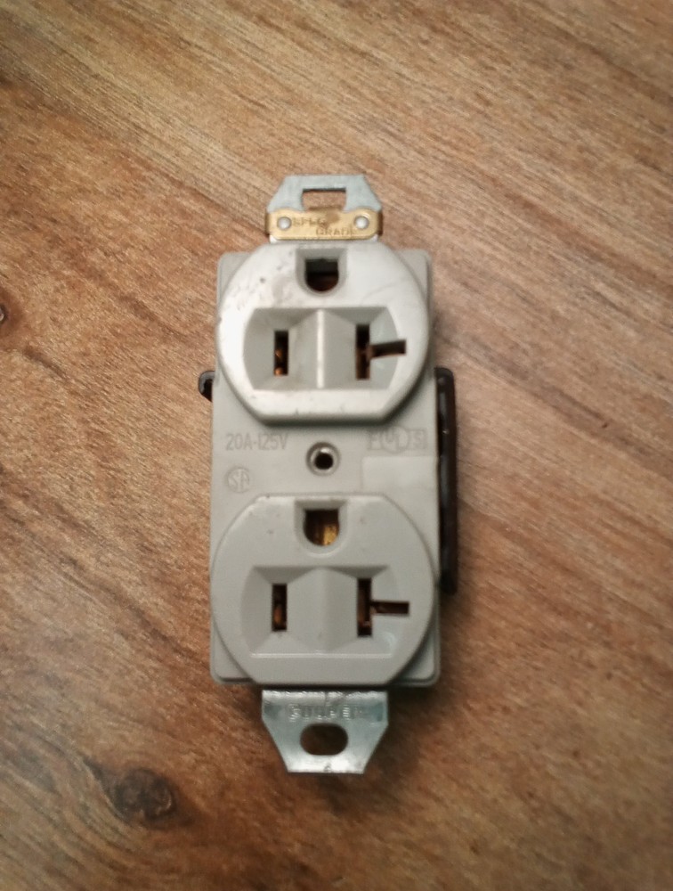 Cooper Wall Outlet 20 A - 125 V NOM 426