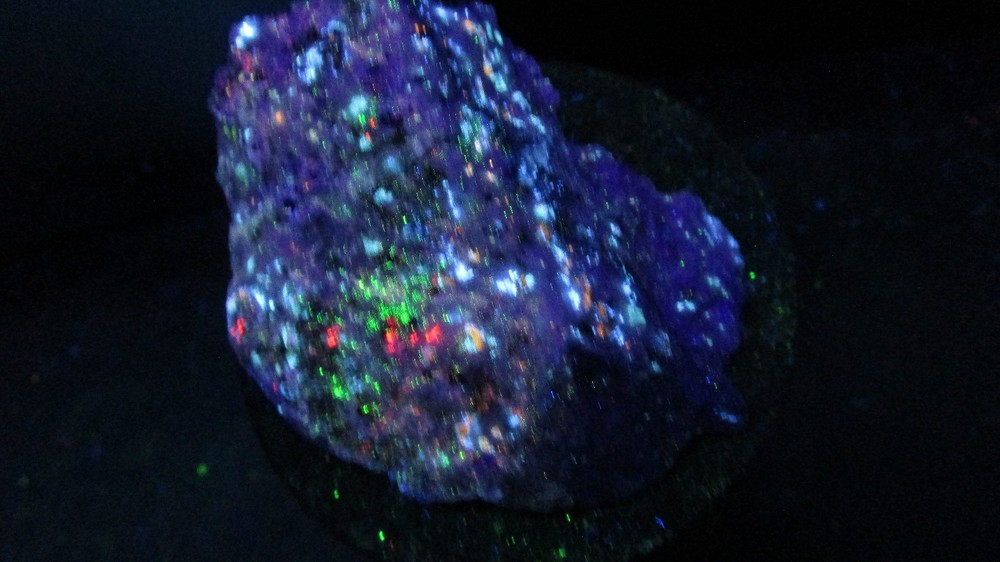 Multi-color Fluorescent mineral rock T20