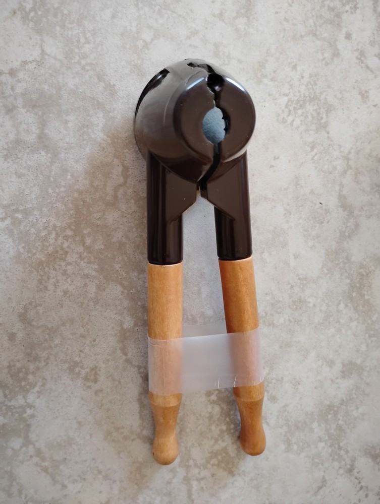 ONTEL BEST NUT CRACKER WOOD HANDLE Effortless Nut Cracking NEW IN Package