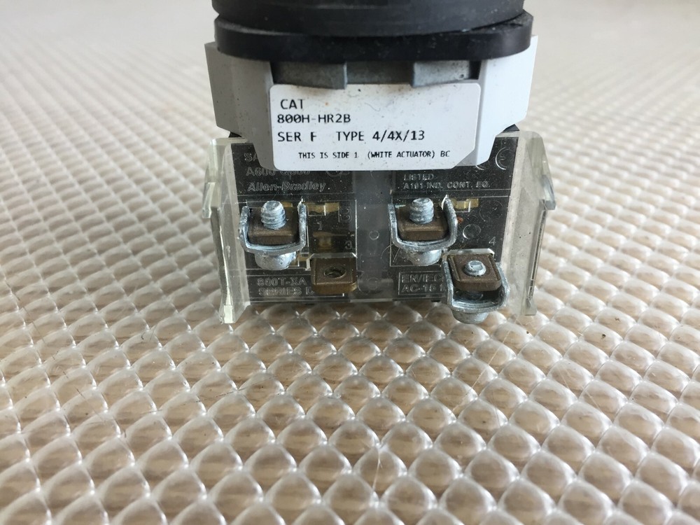 ALLEN BRADLEY 800H-HR2B 2 POSITION SELECTOR SWITCH