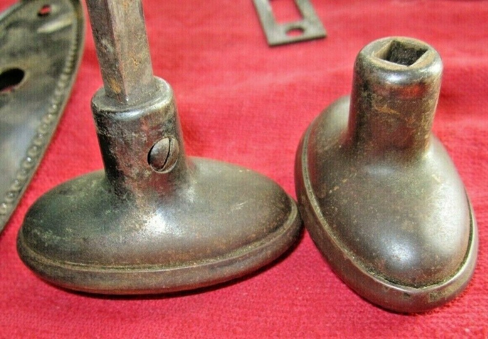 SET ANTIQUE VINTAGE BEADED OVAL DOOR KNOBS, DOOR MORTIS, STRIKE & BACKPLATES